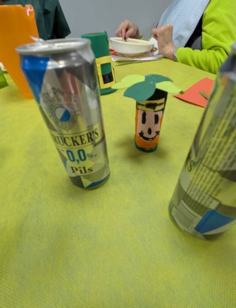 Les résidents célébrent la Saint Patrick, le 20 mars 2025 à la M.A.S Les Tourelles de Septèmes les Vallons, 13240.